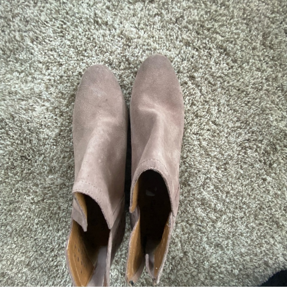 Susina 8.5 pink suede ankle booties, back zipper, side angle cut - Picture 7 of 7